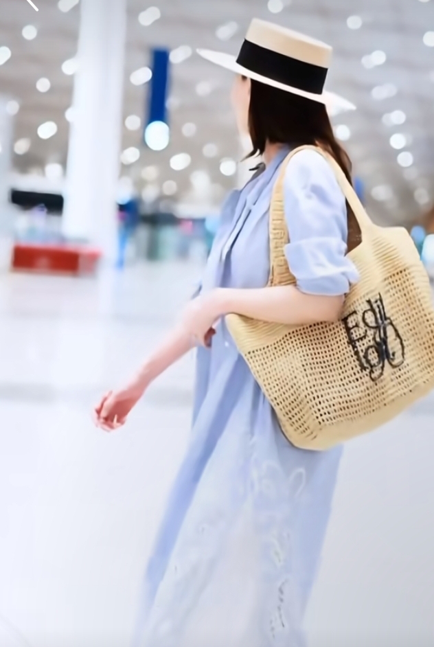 高圆圆真是太会穿，蓝条纹裙搭草编包配宽檐帽卷发衬得松弛又貌美