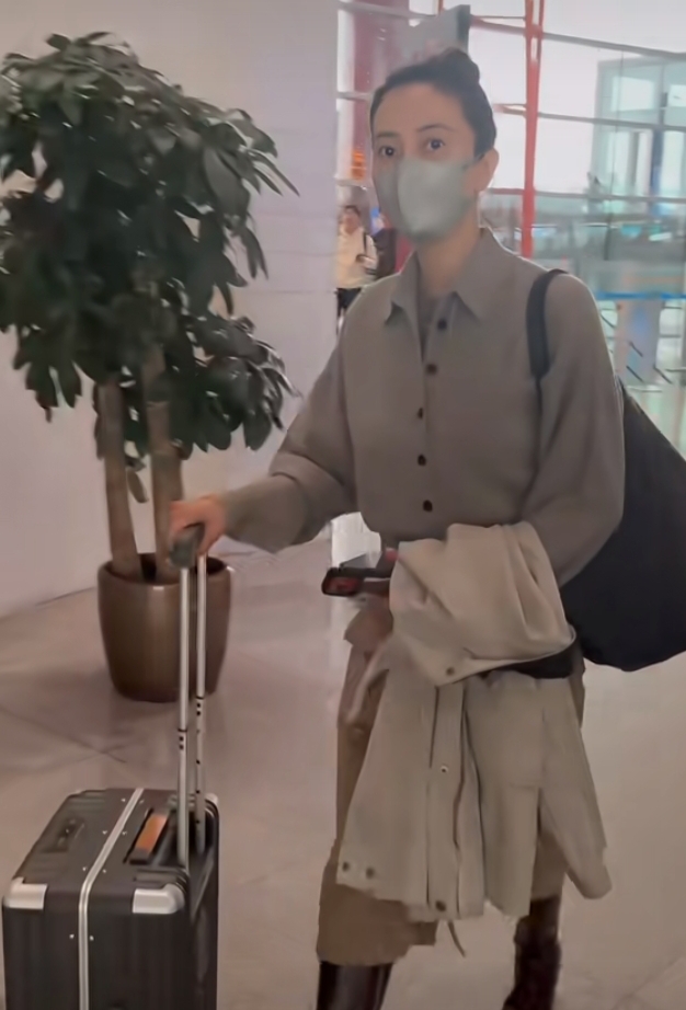 高圆圆现身机场，浅色系穿搭配酒红色长靴，简约大气又显高级