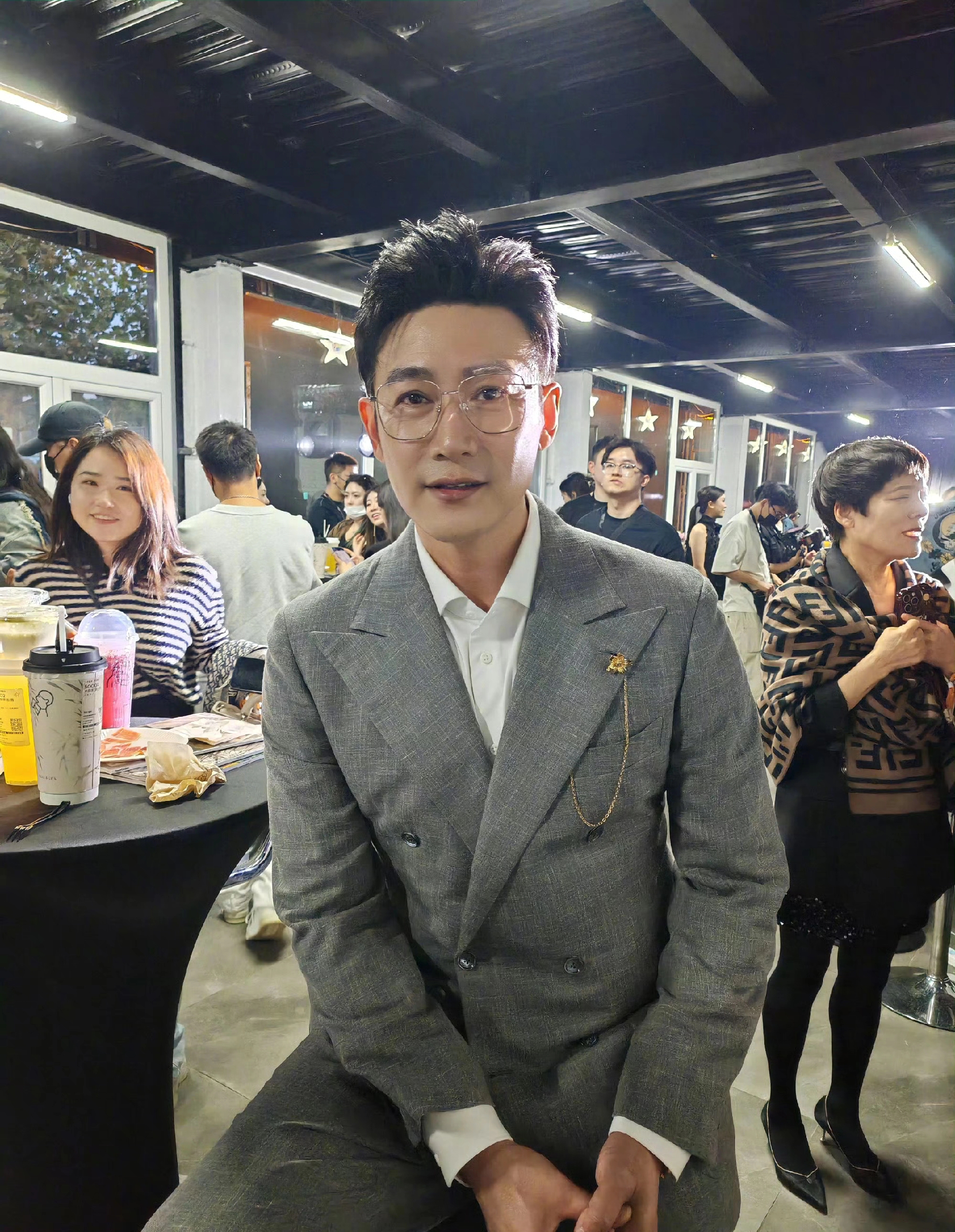 陆毅上海拍写真被偶遇，近照还是那么的帅气，丝毫没有发福油腻！