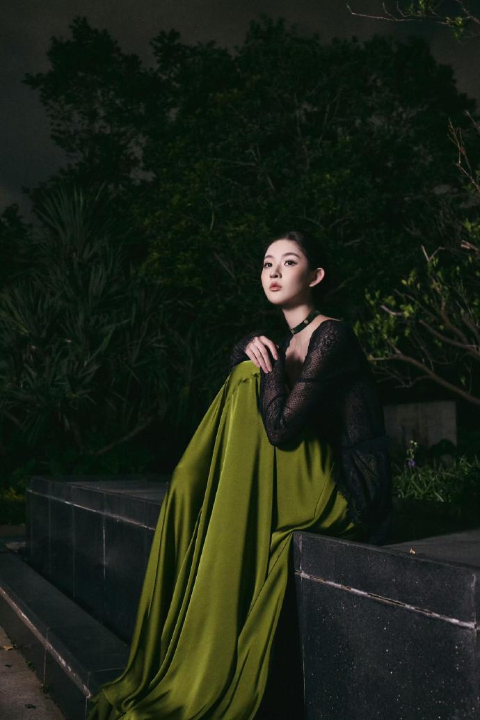 王玉雯绿化带夜拍，街头氛围超有感觉，梦幻又浪漫 ???。