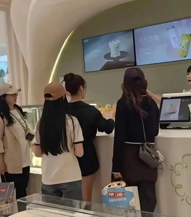 箖箖侧脸曝光,更像爸爸汪小菲,喜欢搞怪蛋糕性格开朗很有趣