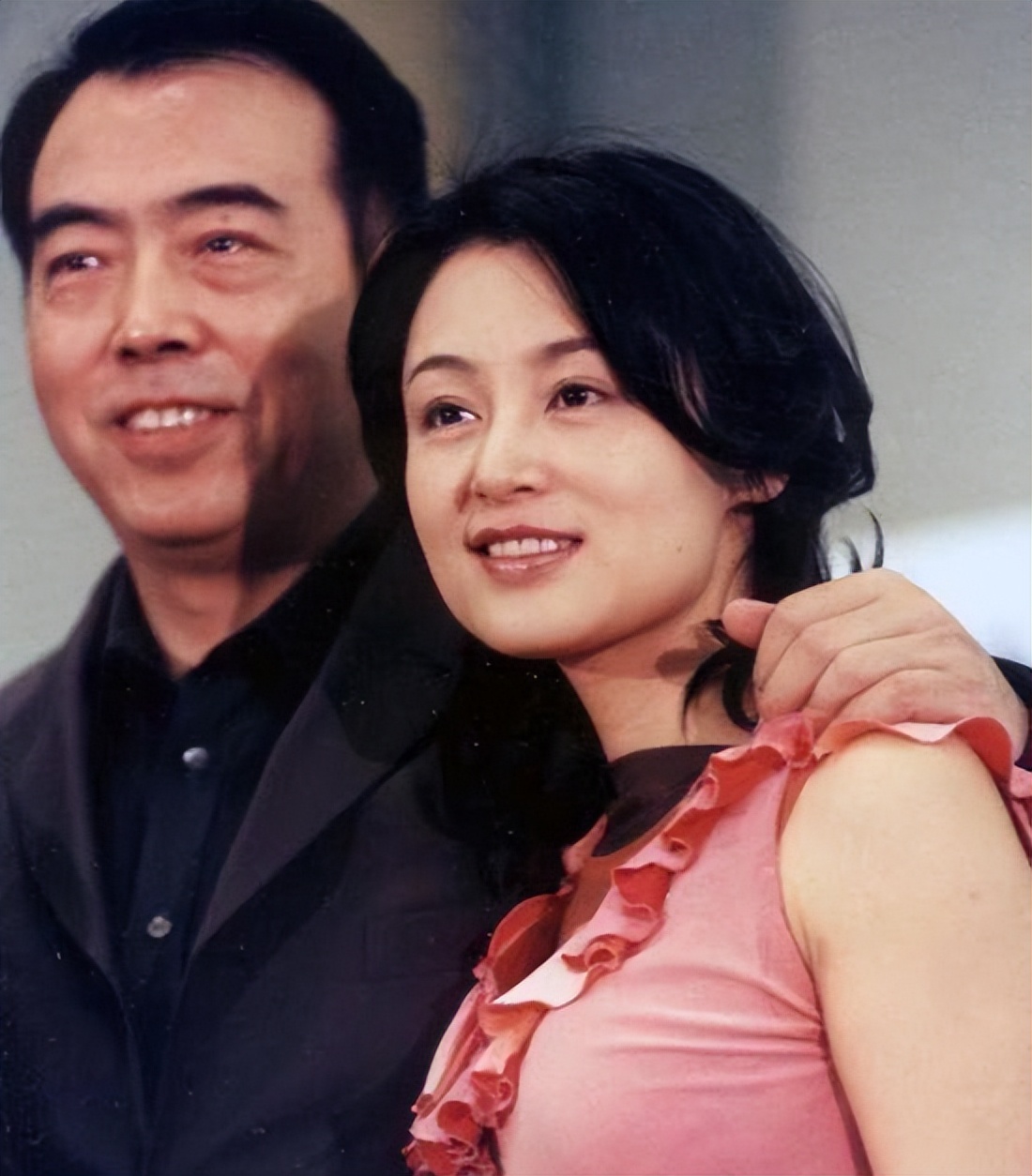 陈凯歌夫妻现身日本，他头秃背驼但很精神，俩人行李多像是要长住