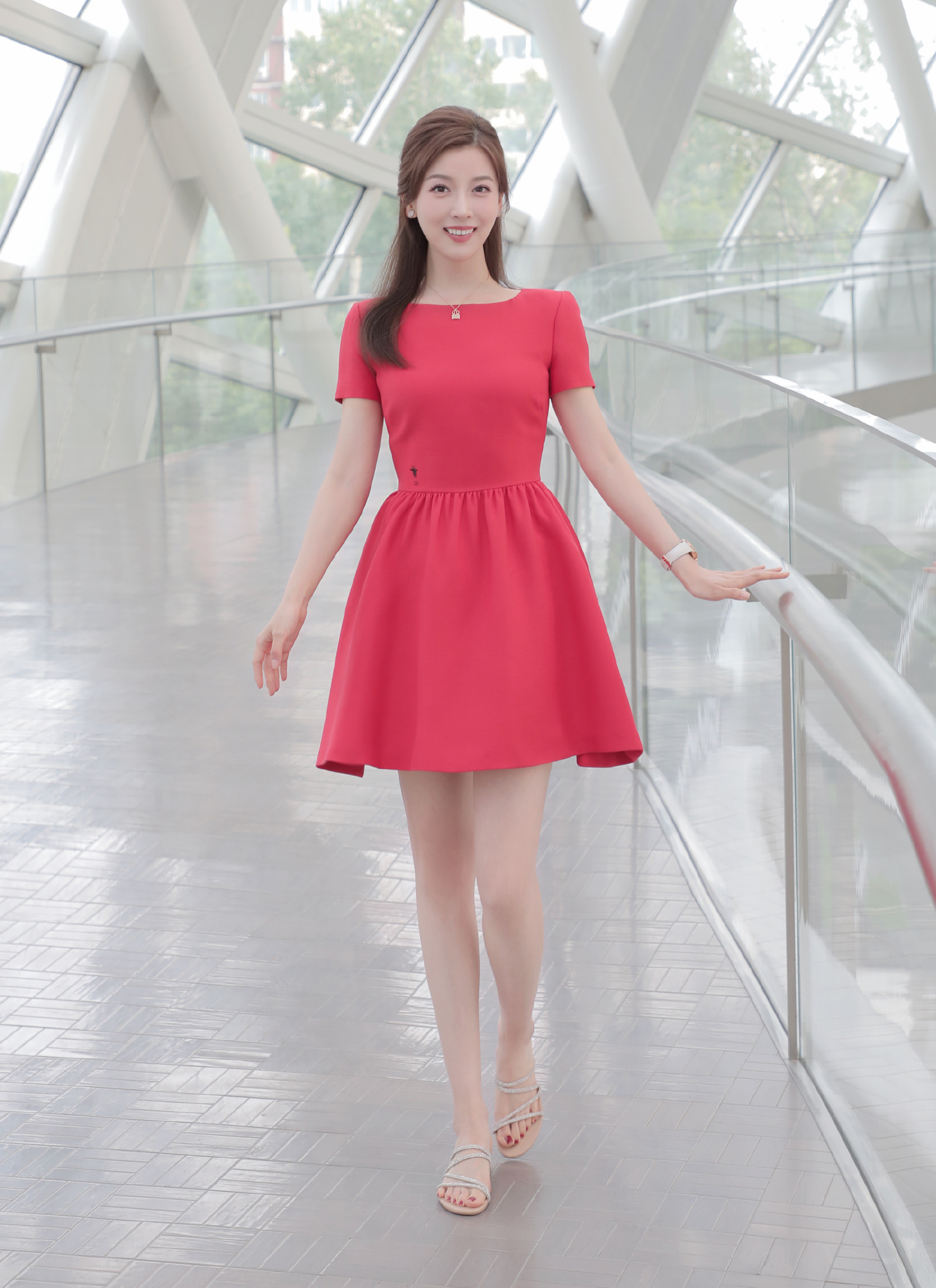 凤凰卫视主持人,朱梓橦的美腿美脚