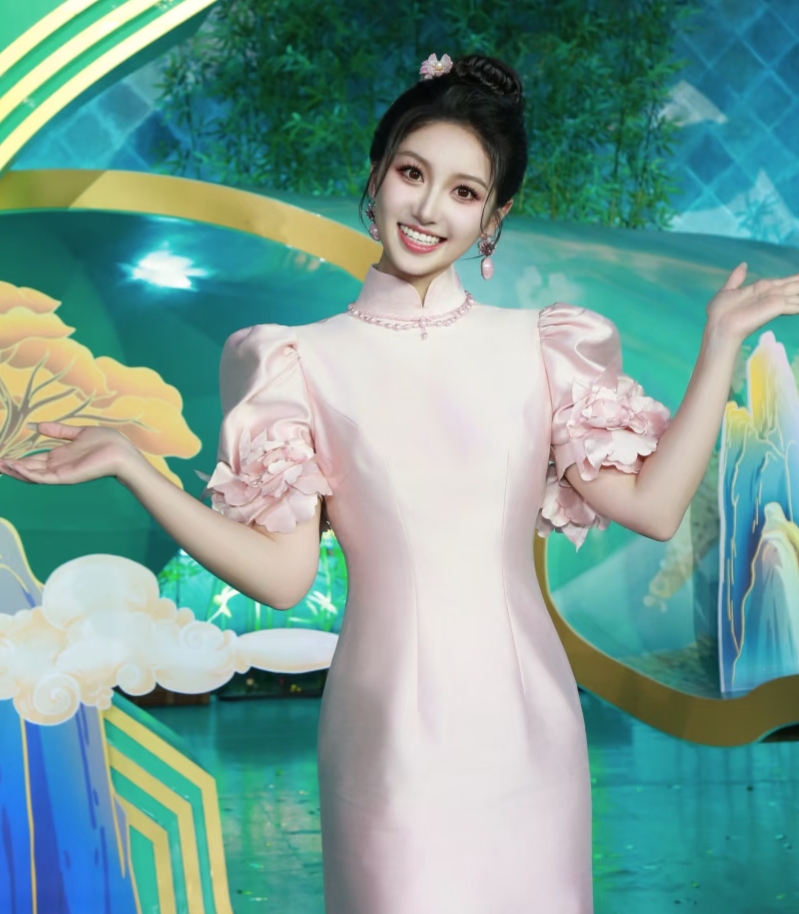 严尚嘉一袭粉色旗袍配古典盘发，《国风超有戏》里美成画中人