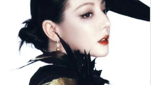 谁还没被迪丽热巴第二套造型戳中？这自信感，真的会让人疯狂心动！