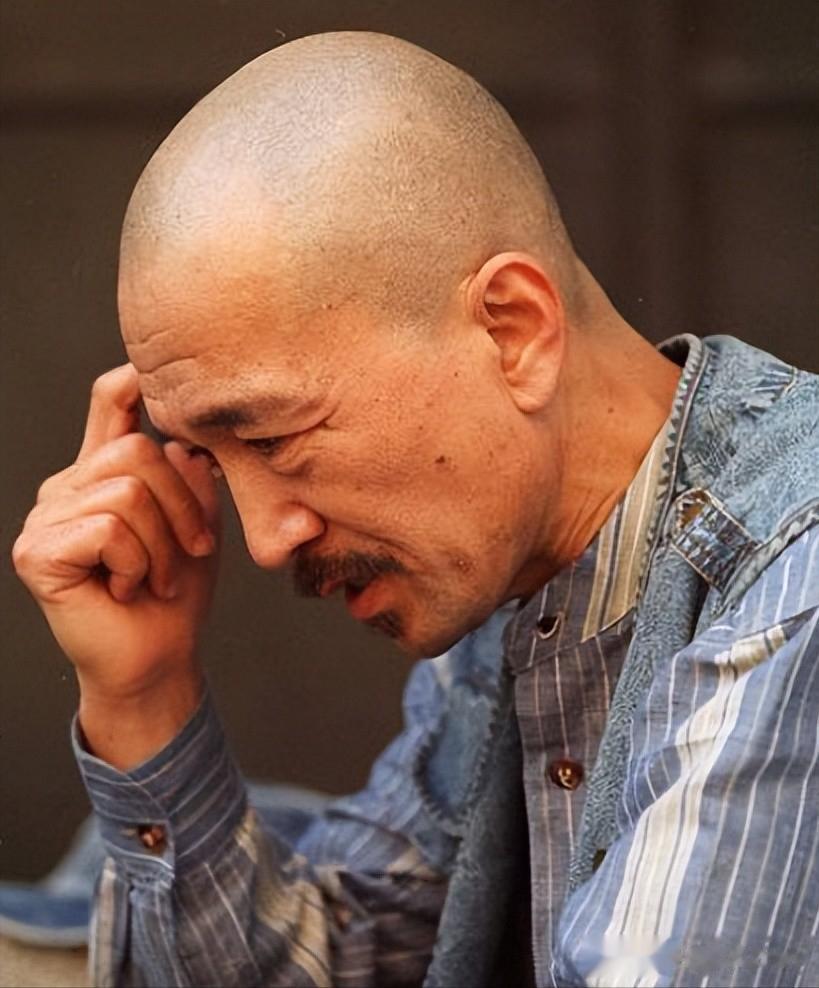 78岁李保田近况令人唏嘘，住处杂乱喝10元桶装水，如今老到不敢认