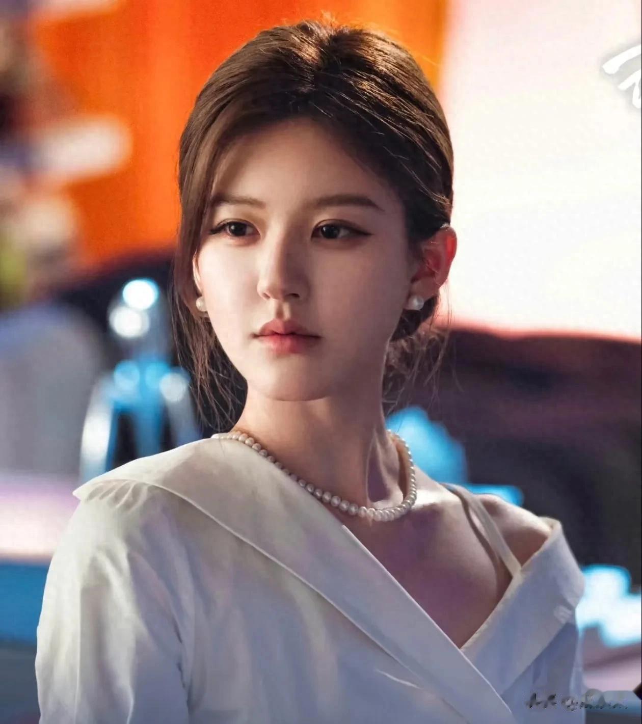 看看这只手，还有老外的眼神，这还是你喜欢的那个赵露思吗？