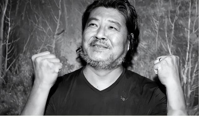 演员王星军:与关牧村离婚34年,66岁未再婚,如今居住在美国