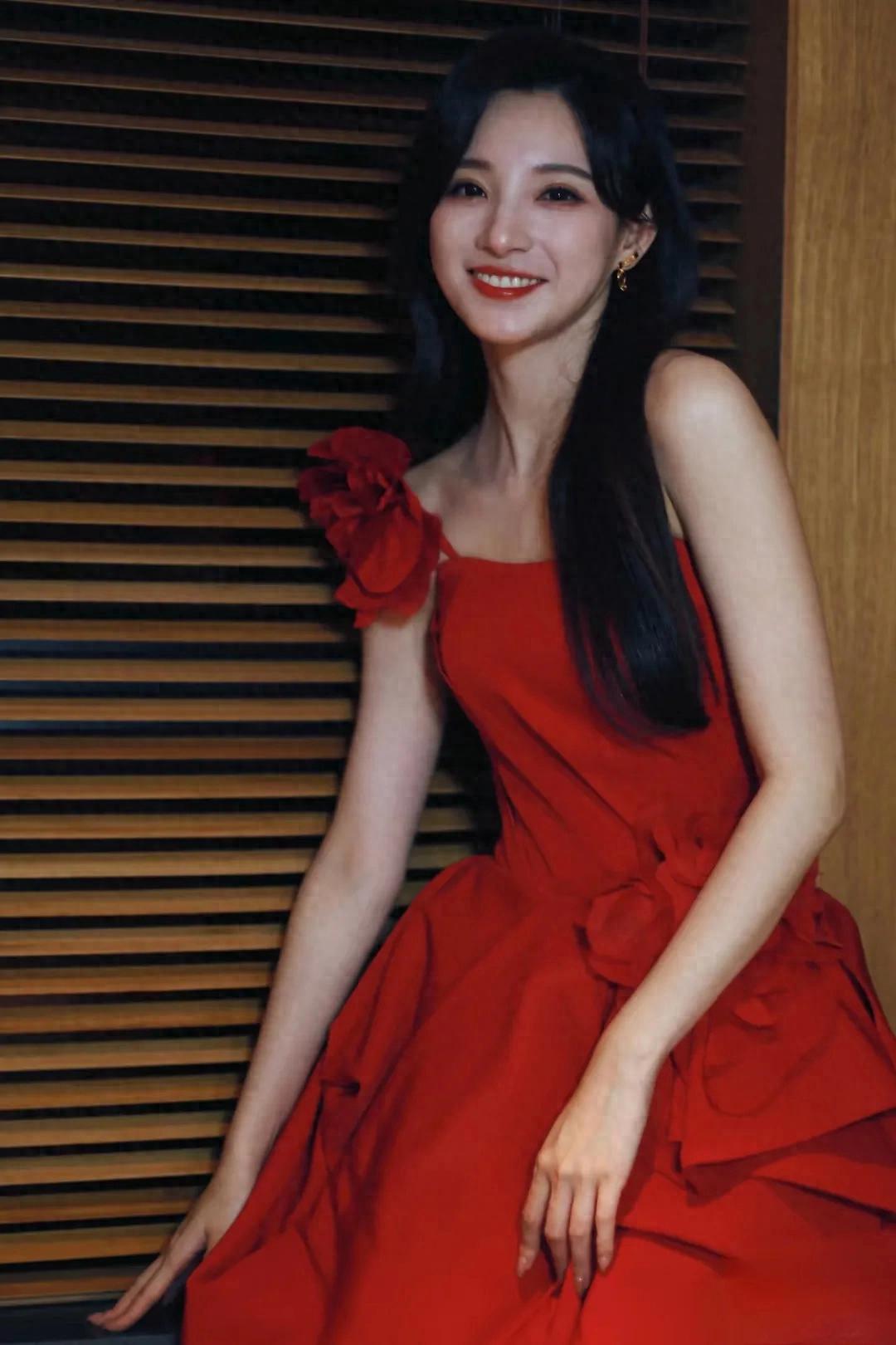 一袭红裙的马凡舒
