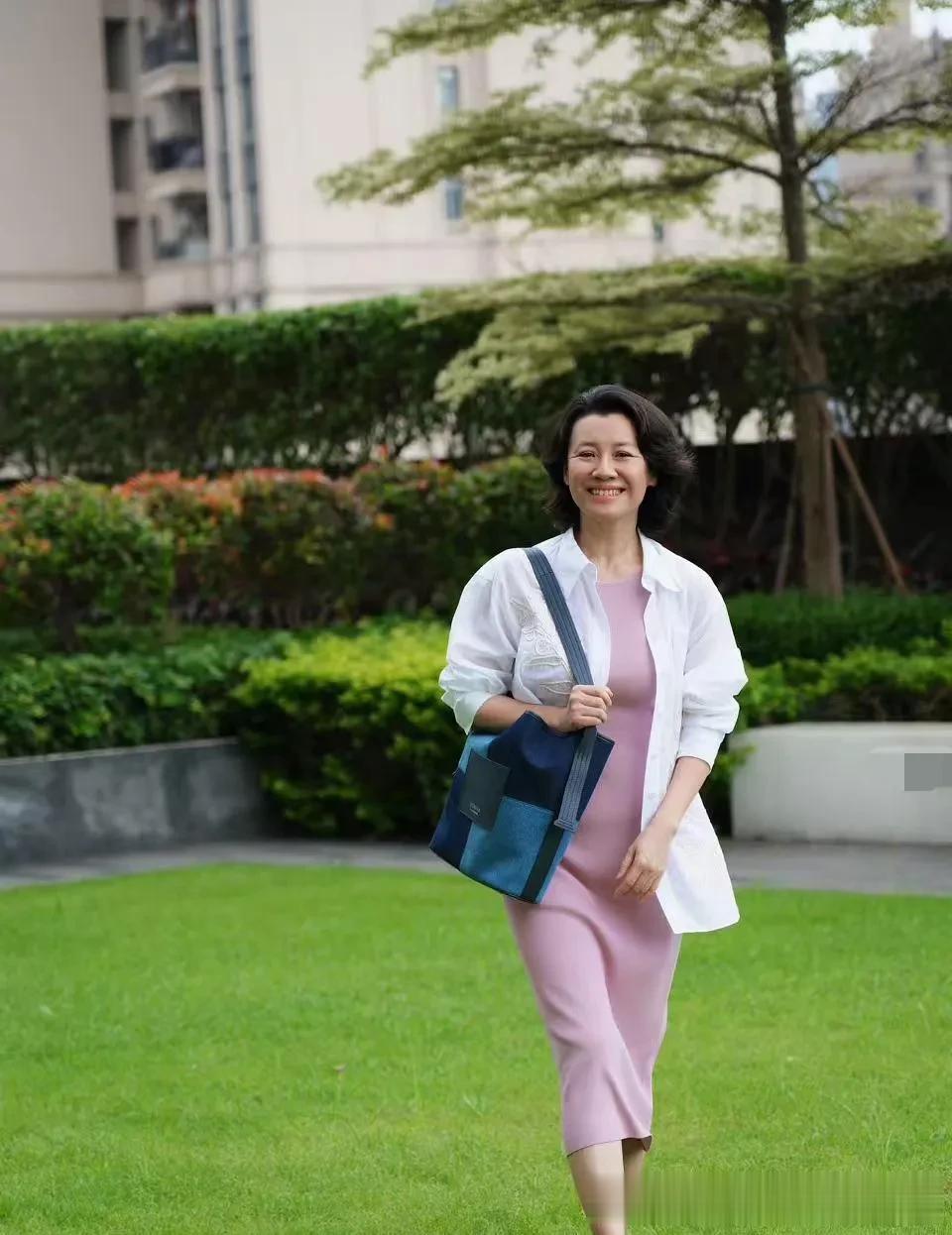 刘琳的中年穿搭真简约！白衬衫+粉色针织裙，减龄又高级！