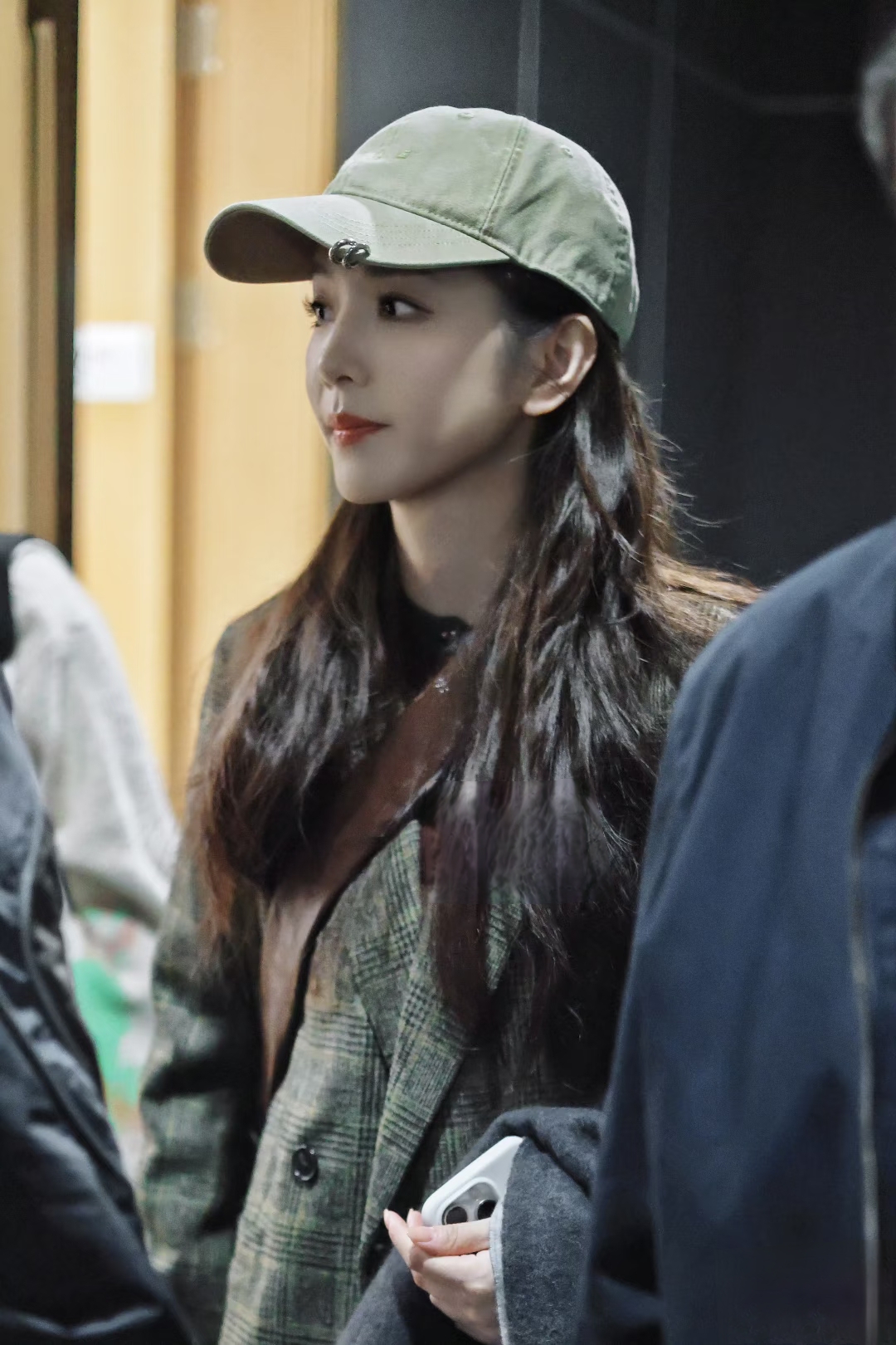 李云霄现身机场,长发配卡其棒球帽,格纹西装穿出慵懒高级感