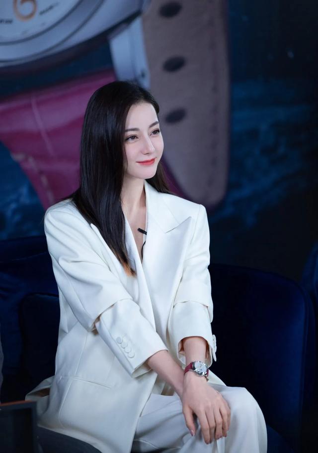 热巴这款女总裁,应该不凶吧,发脾气顶多也是瞪眼