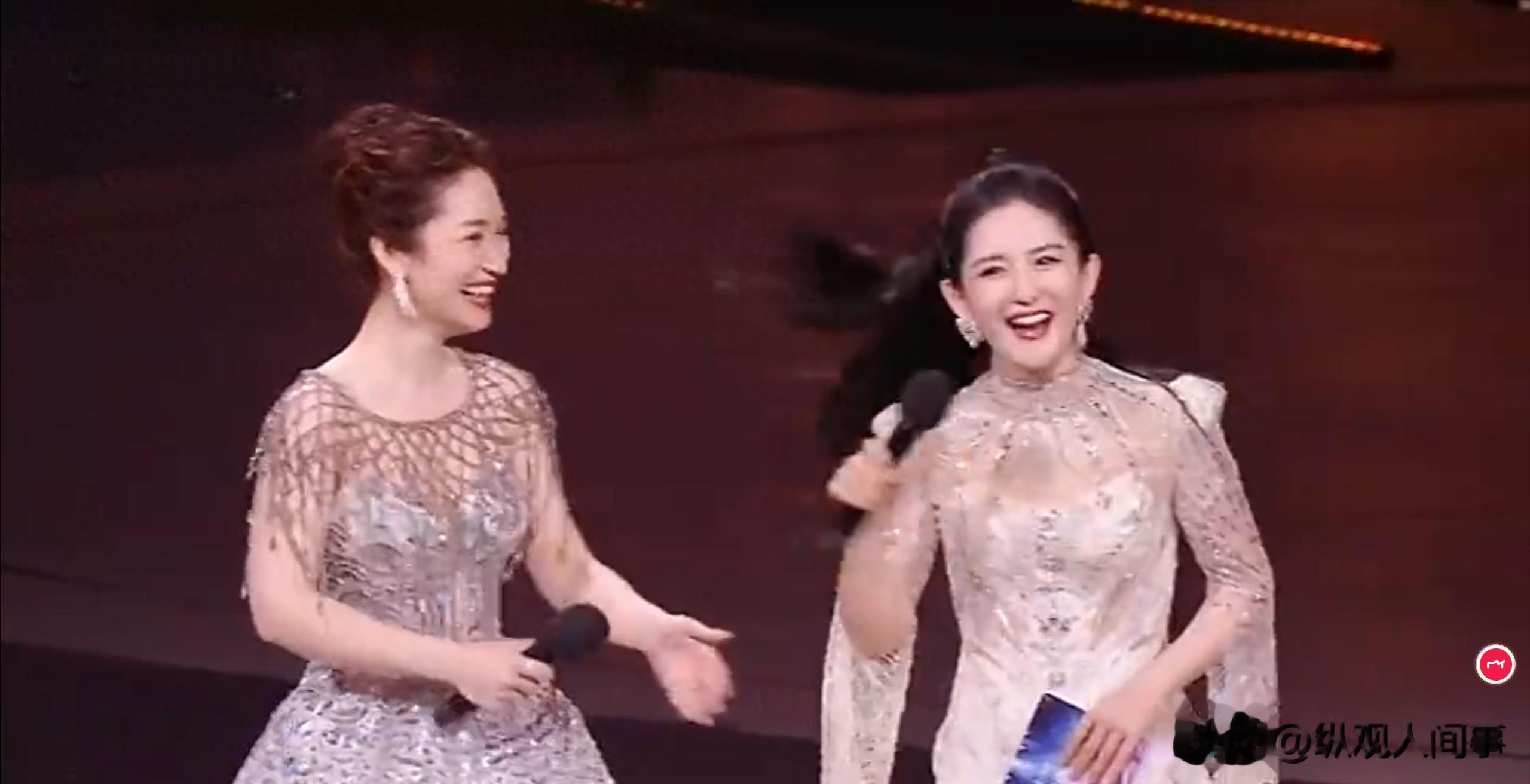 谢娜主持央视晚会：差点抢话蓝羽紧张到爆青筋，尬笑拍肩、站不稳