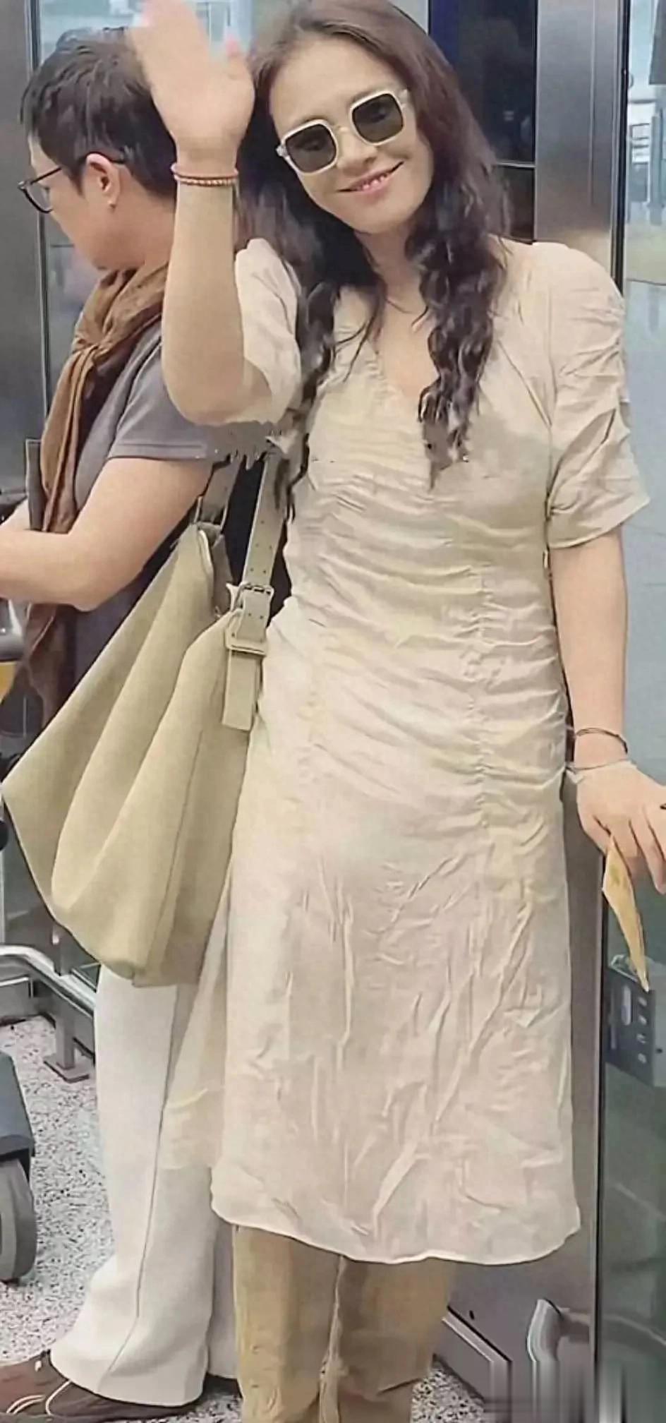 马思纯这裙子上的褶皱,是故意做出来的吗?感觉好难欣赏这套衣服