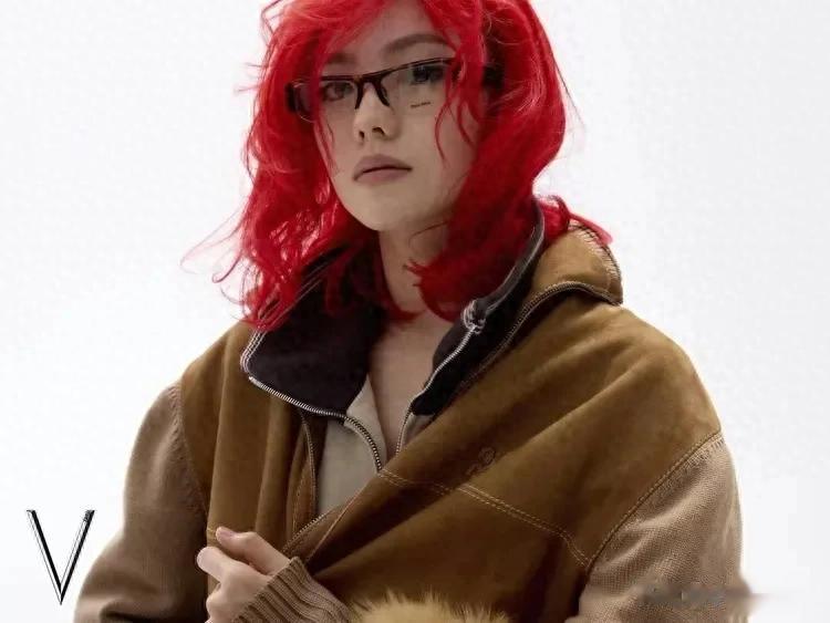 刘浩存红发妆造酷飒不羁又酷又甜,穿棕色皮衣气场强大!