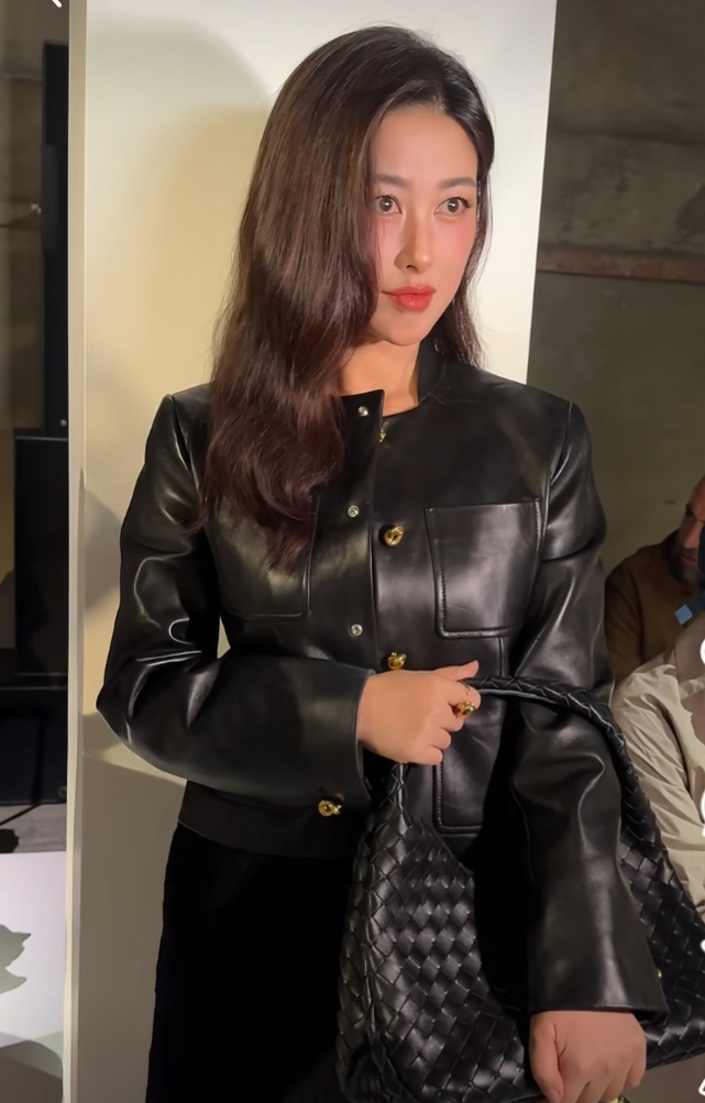 米兰时装周高光时刻,朱珠BV黑色皮衣造型,41岁状态碾压全场