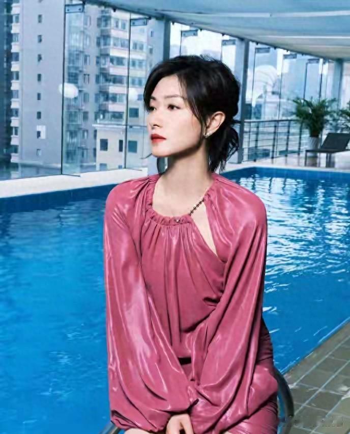 40岁万茜泳池照曝光，湿发马甲线杀疯了，这状态堪比20岁小姑娘