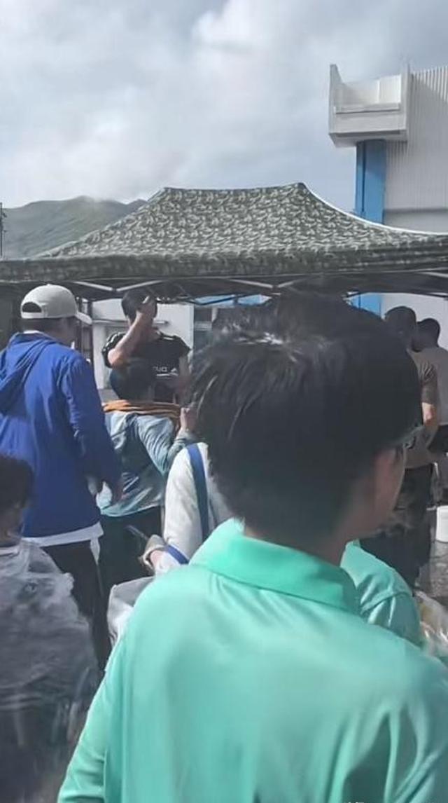 11岁霍中曦冒雨逛军营，镜头前很害羞，霍启刚全程陪同细节都是爱