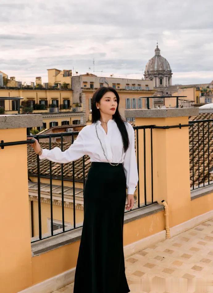 刘涛的气质真是出挑!穿白衬衫+黑色长裙,简约又高级!