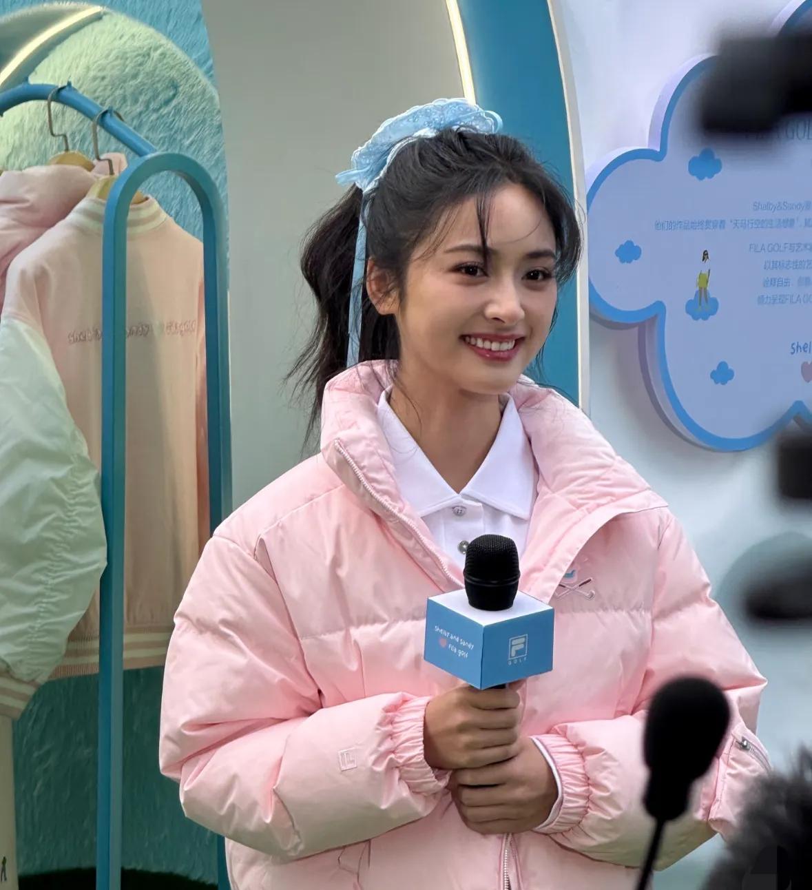 沈月出席线下活动，暴露真实身高顶多160cm，不过长相甜美可爱