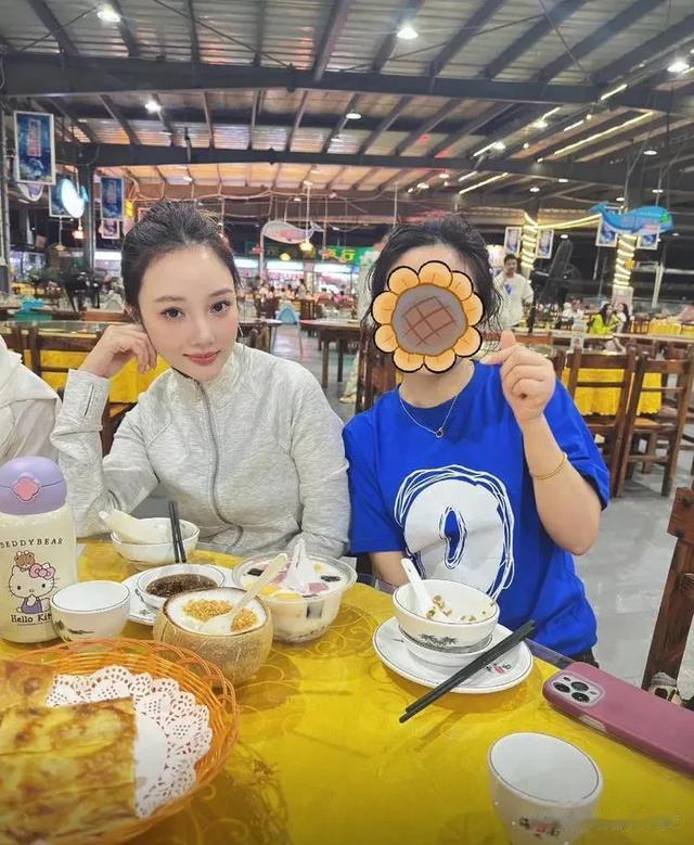 43岁李小璐现身三亚，穿豹纹短袖和友人吃大排档，皮肤白皙嫩出水