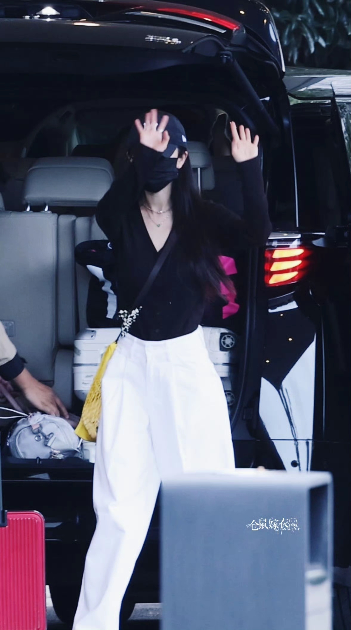 杨幂最新机场路透，穿基础黑白配依旧好漂亮呀，这么早就赶飞机呀