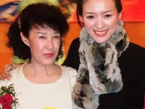 章子怡哥哥结婚20周年晒全家福，章父章母保养年轻，仨子女颜值高