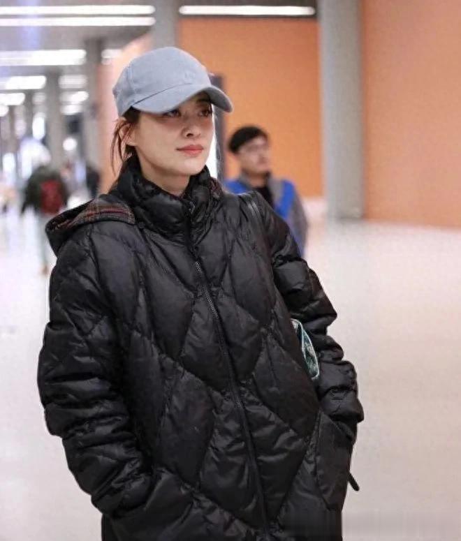 梅婷瘦身后越来越时髦！菱格羽绒服+打底裤+棒球帽，减龄又高级