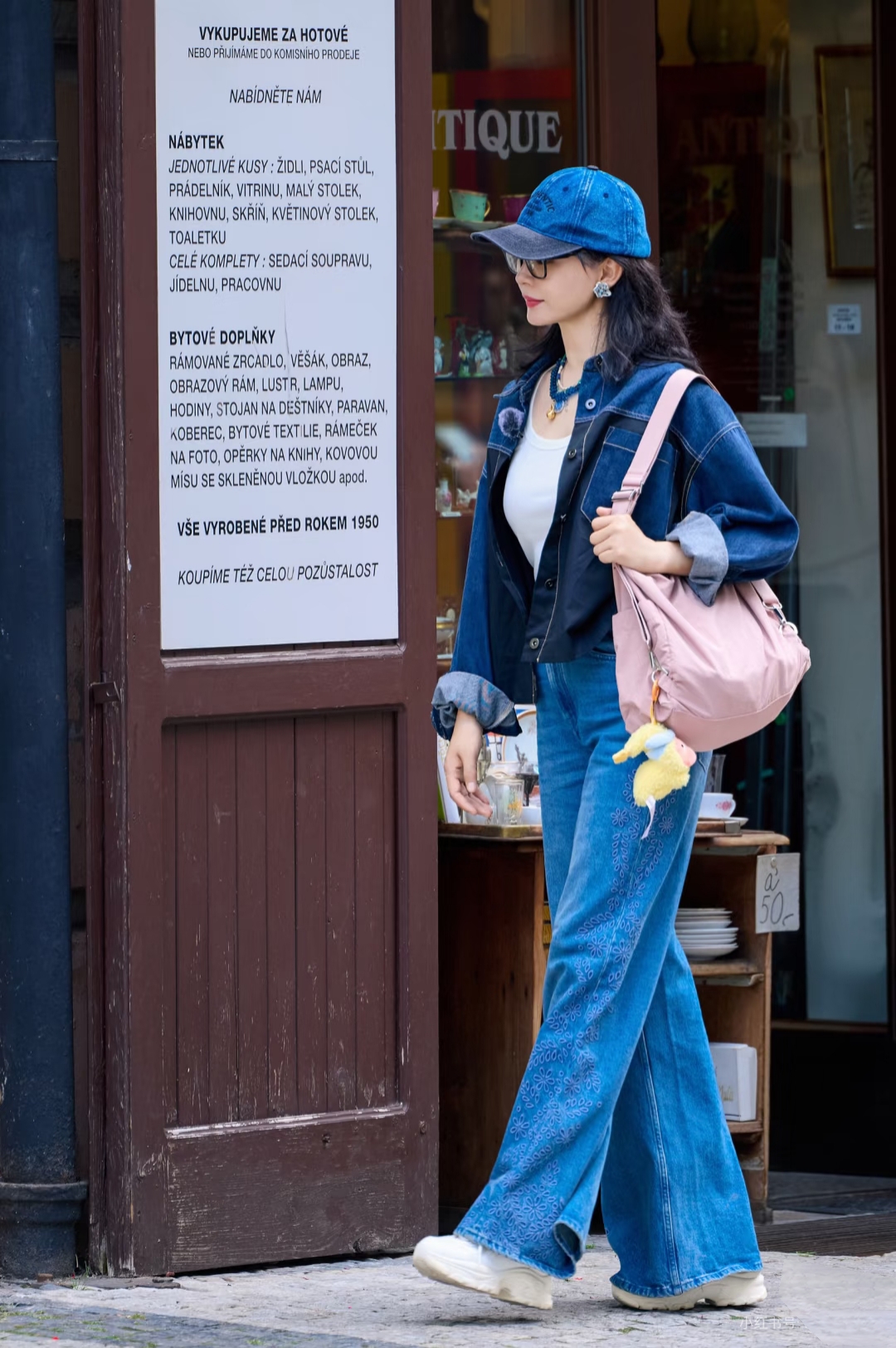 陈数分享最新美照，一身牛仔穿搭配墨镜，又飒又美