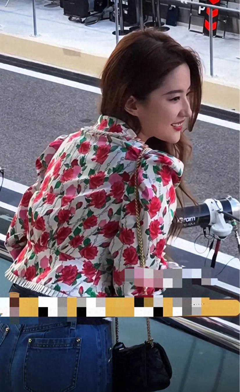刘亦菲现身F1赛场，颜值依然惊艳，只是被颈纹和拜拜肉抢了镜