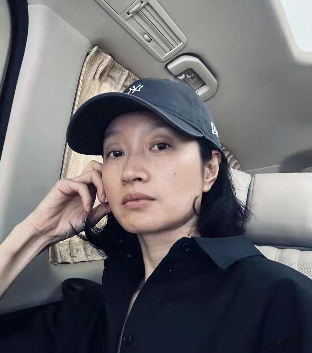 42岁沈佳妮健身照，腰臀比封神，终于懂朱亚文为啥说生理性喜欢