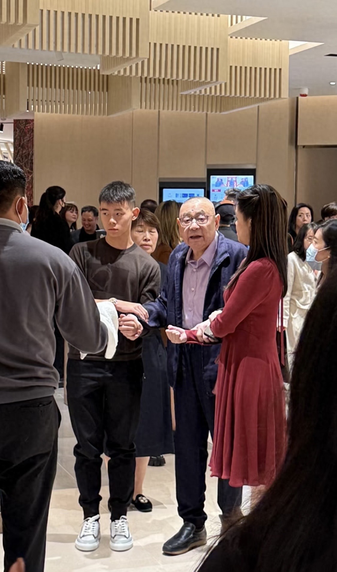 吕丽君儿子与刘銮雄合照曝光，与姐姐搀扶父亲，甘比俩女儿也在场