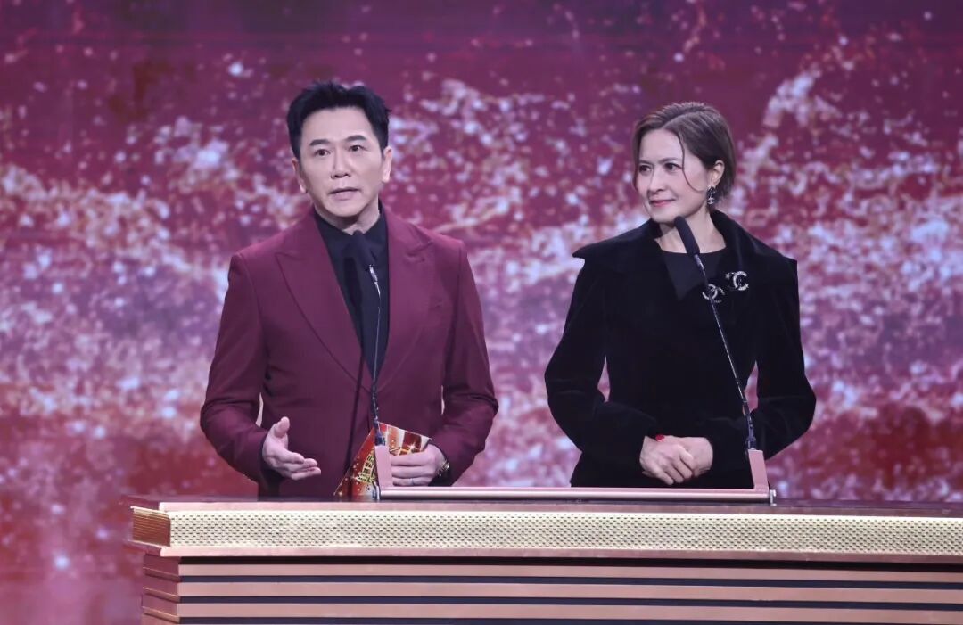 60岁颜值回春，未婚未育的她竟活成这样？