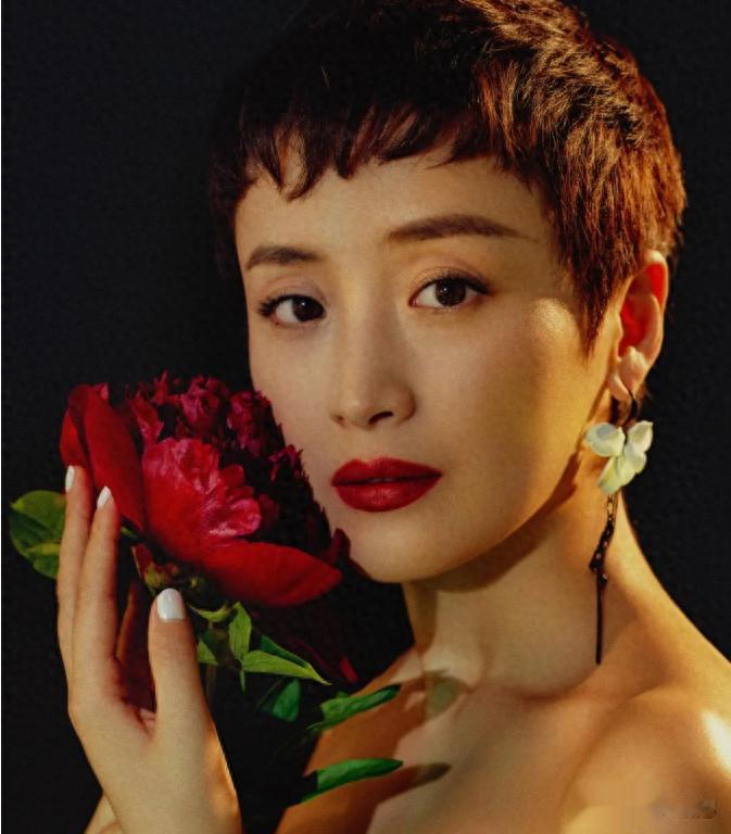 她长得漂亮,名气不大但演技好,出道25年零绯闻,如今依旧美丽