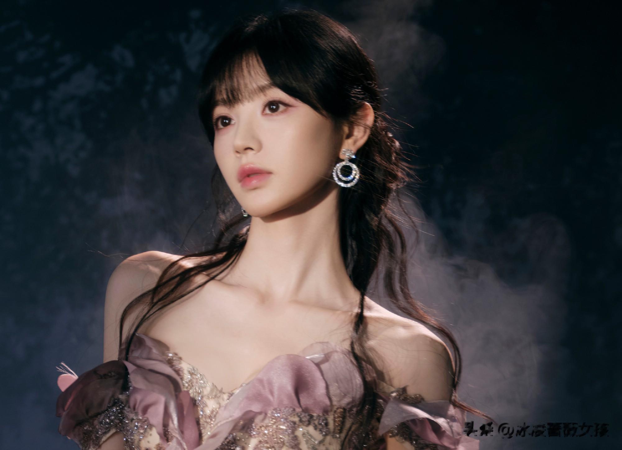 田曦薇紫翼花裙，林间精灵氛围感拉满