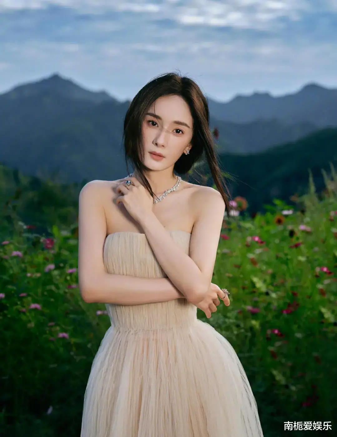 杨幂39岁生日写真惊艳出圈:山野为幕,裙摆化云,演绎生命之诗