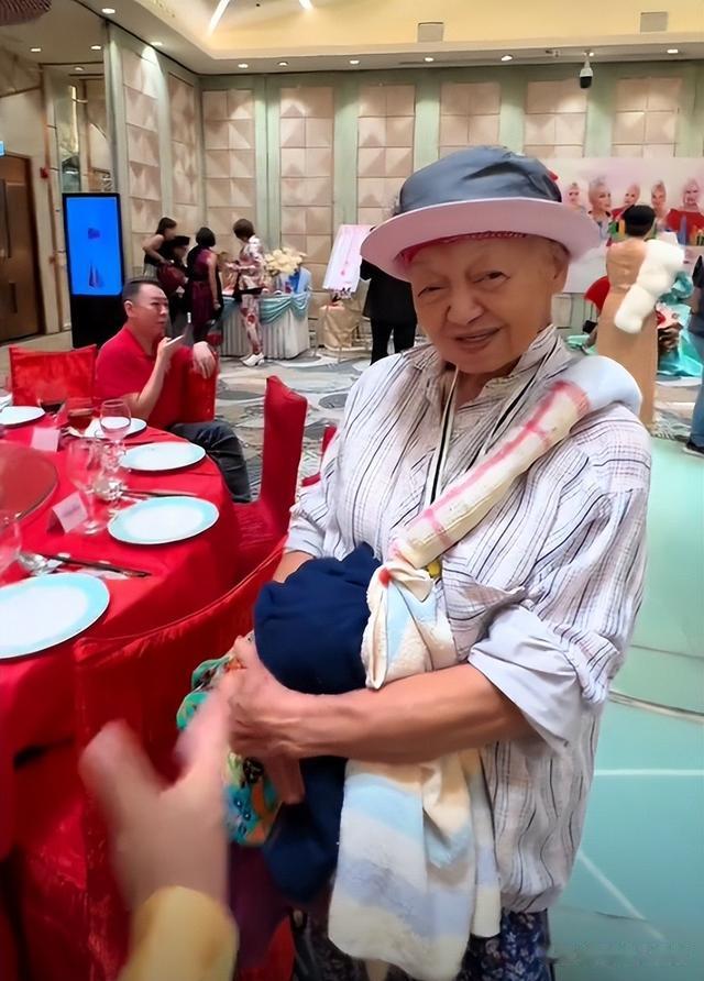 周润发姐姐现身街头,身材消瘦走路一瘸一拐,晚年无儿女好凄凉