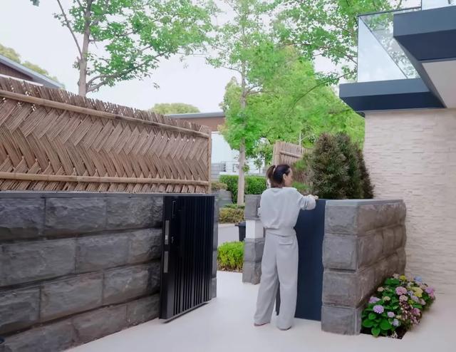 54岁王琳独自住在上海别墅，儿子一周联系她一次，太冷漠让她寒心