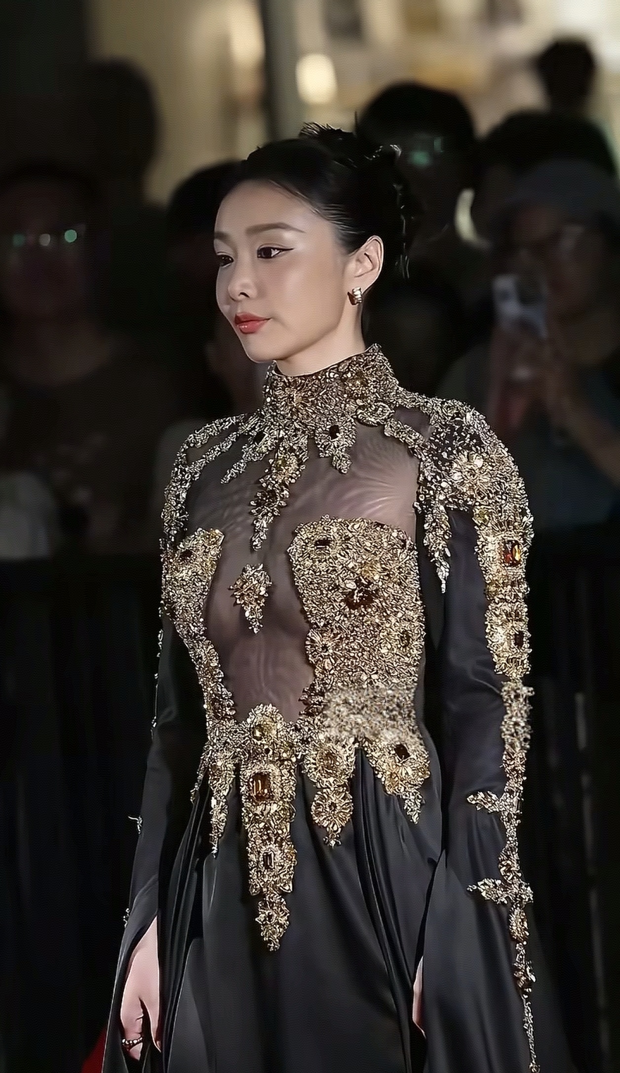 高叶走红毯造型，黑金色镂空长裙礼服霸气侧漏，梦回《狂飙》大嫂