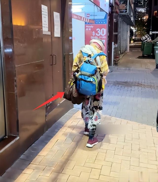 周润发姐姐现身街头,身材消瘦走路一瘸一拐,晚年无儿女好凄凉