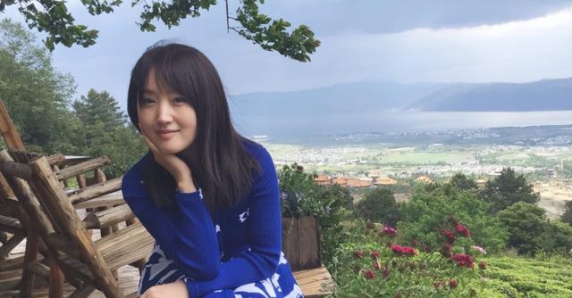 甜歌皇后杨钰莹，是一代人的青春记忆，歌声甜美人更甜