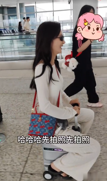 金晨四川被偶遇，穿睡衣背编织袋头顶还秃了，进商场遛狗好随意