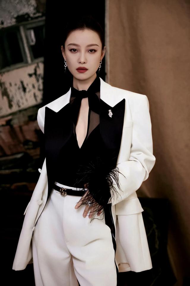 倪妮,黑白撞色西装,又酷又美