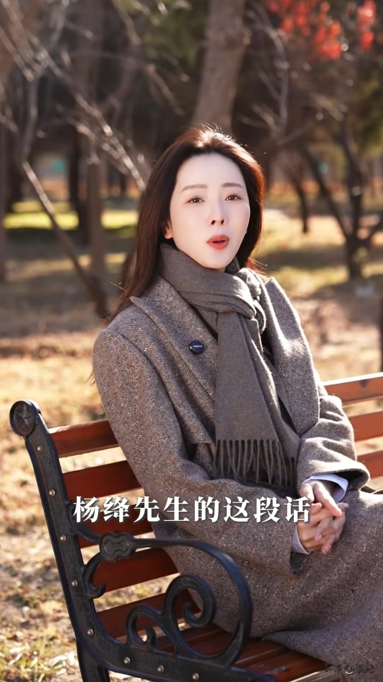 39岁李思思冬日穿搭：微卷发+围巾+大衣，时尚又高级，美得不像话