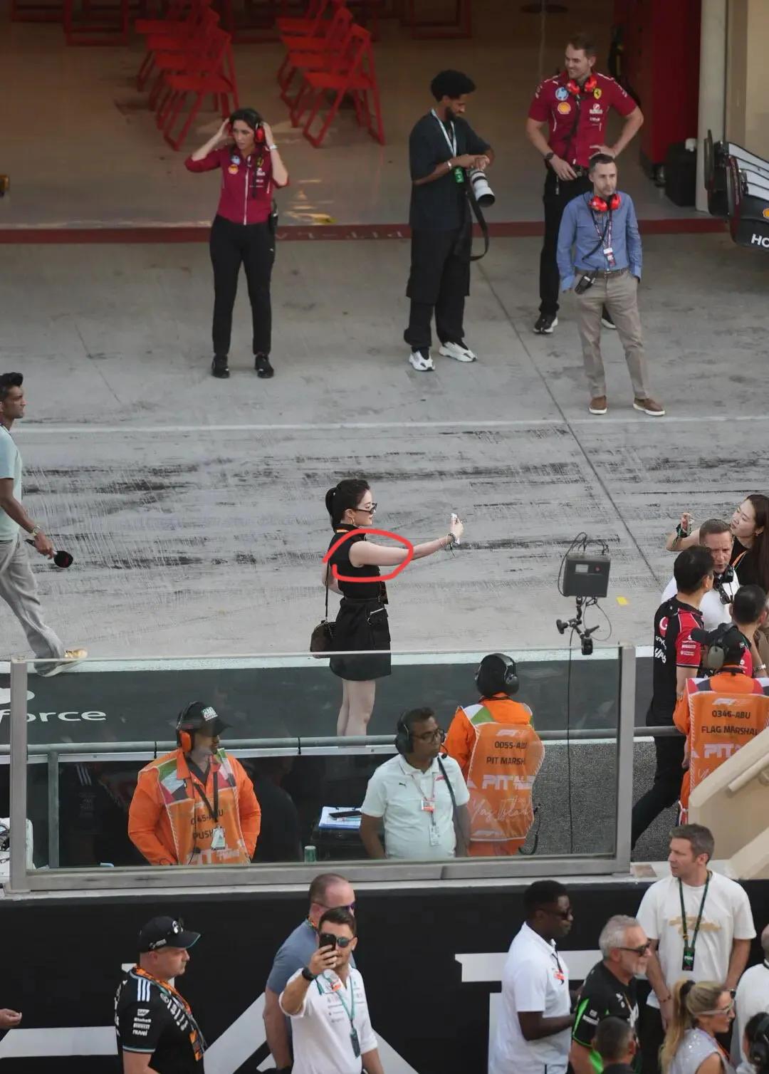 刘亦菲现身F1赛场，颜值依然惊艳，只是被颈纹和拜拜肉抢了镜