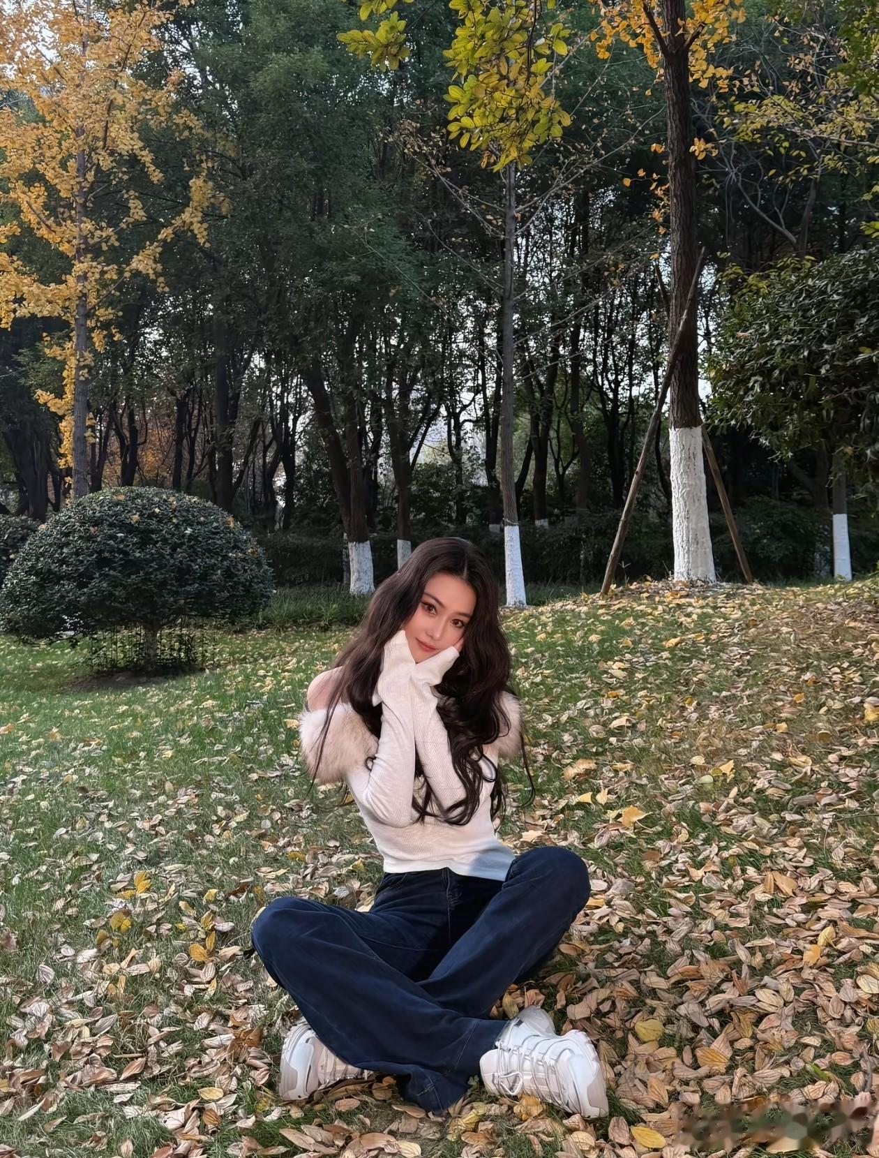 38岁张馨予最新穿搭：微卷发+一字肩打底衫+阔腿裤，时髦又高级