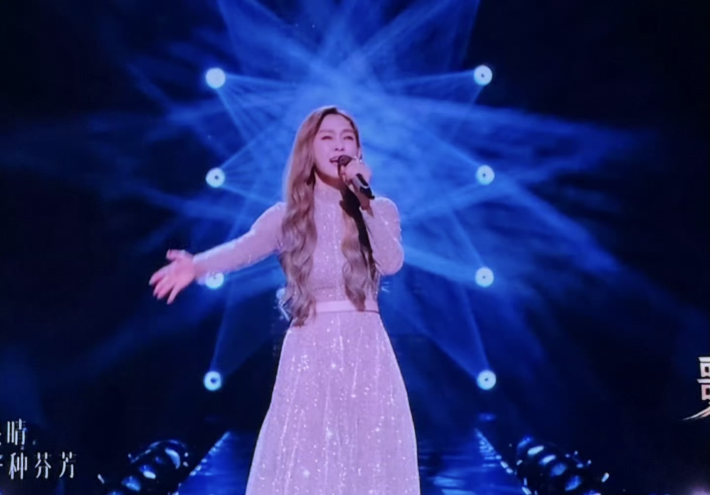 范玮琪《歌手》首秀：声音抖成“筛子”，网友却喊话要“焊死麦克风”
