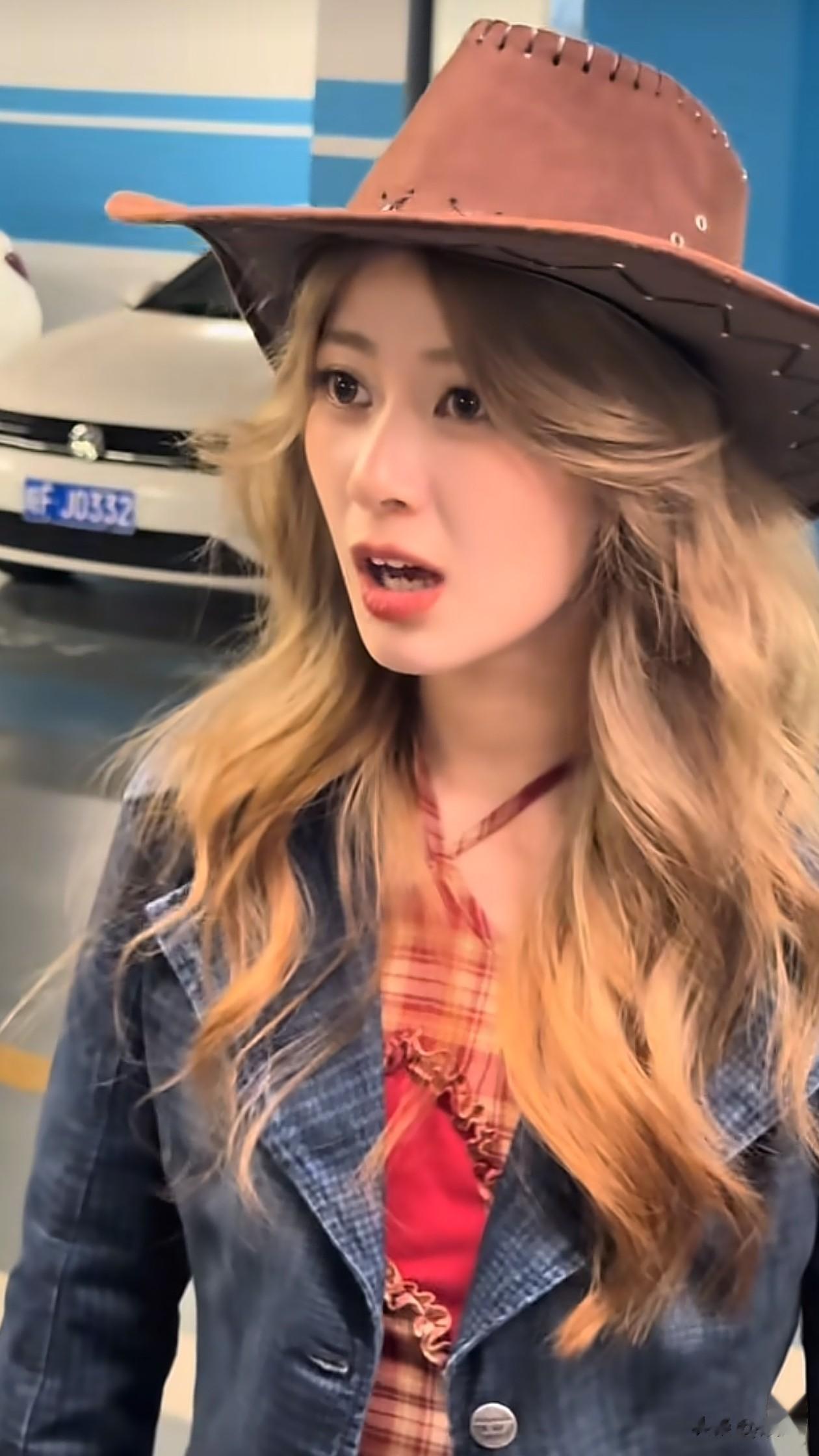 26岁赵昭仪最新穿搭：短外套+半身裙+短靴，尽显大长腿，脸好精致