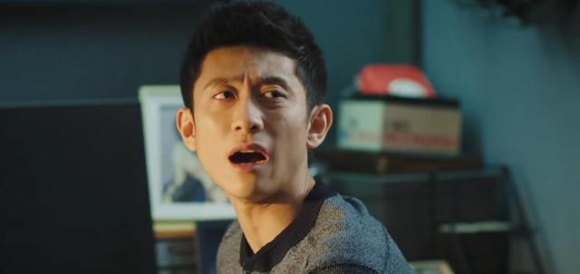 全程龇牙咧嘴，说话张不开嘴，影后牛莉也带不动这个拖油瓶！