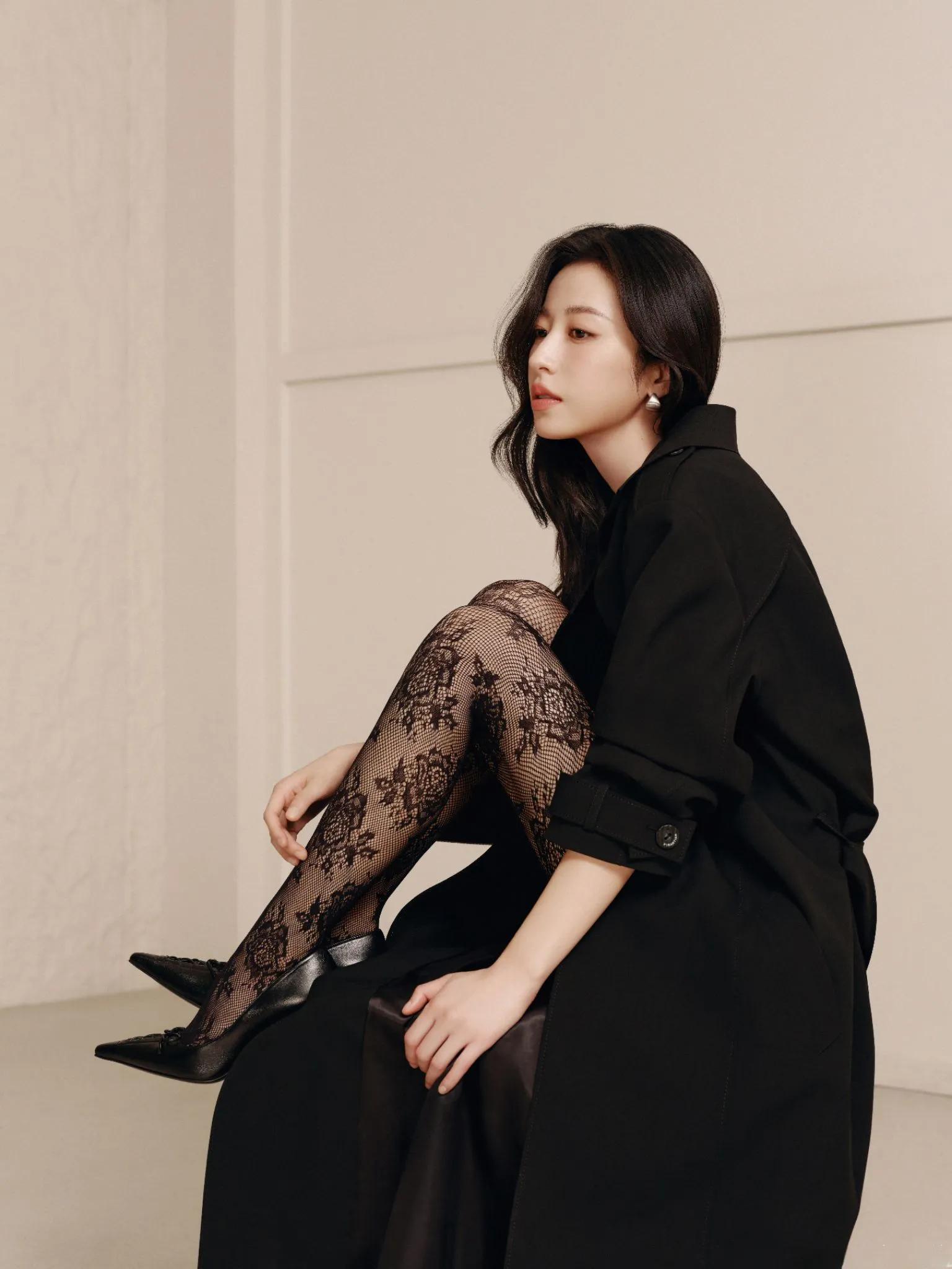 周雨彤这套装扮御姐风拉满了